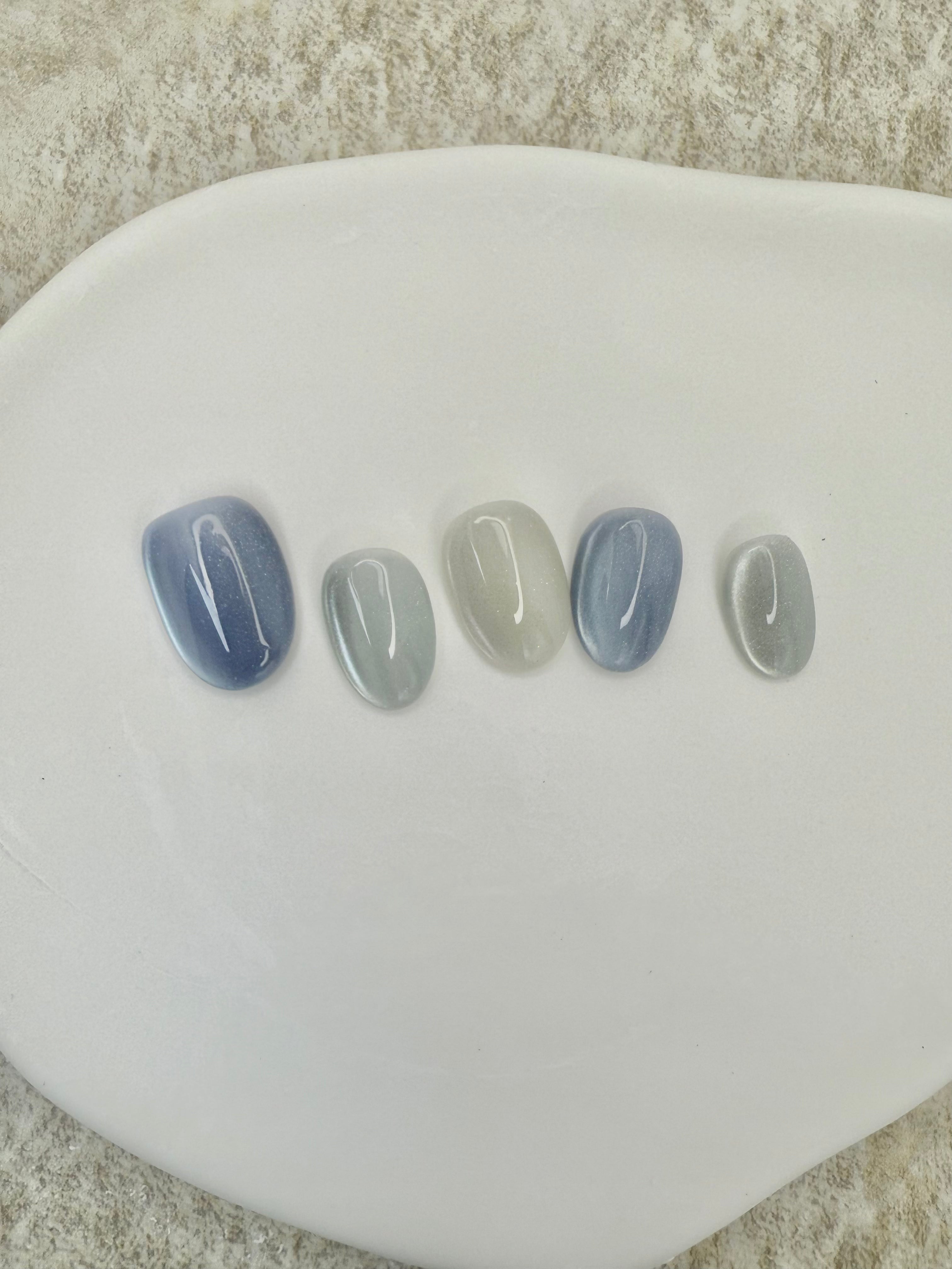 Cat EyeYZ-Blue Frostpress-on nails in soft pastel blue with magnetic shimmer