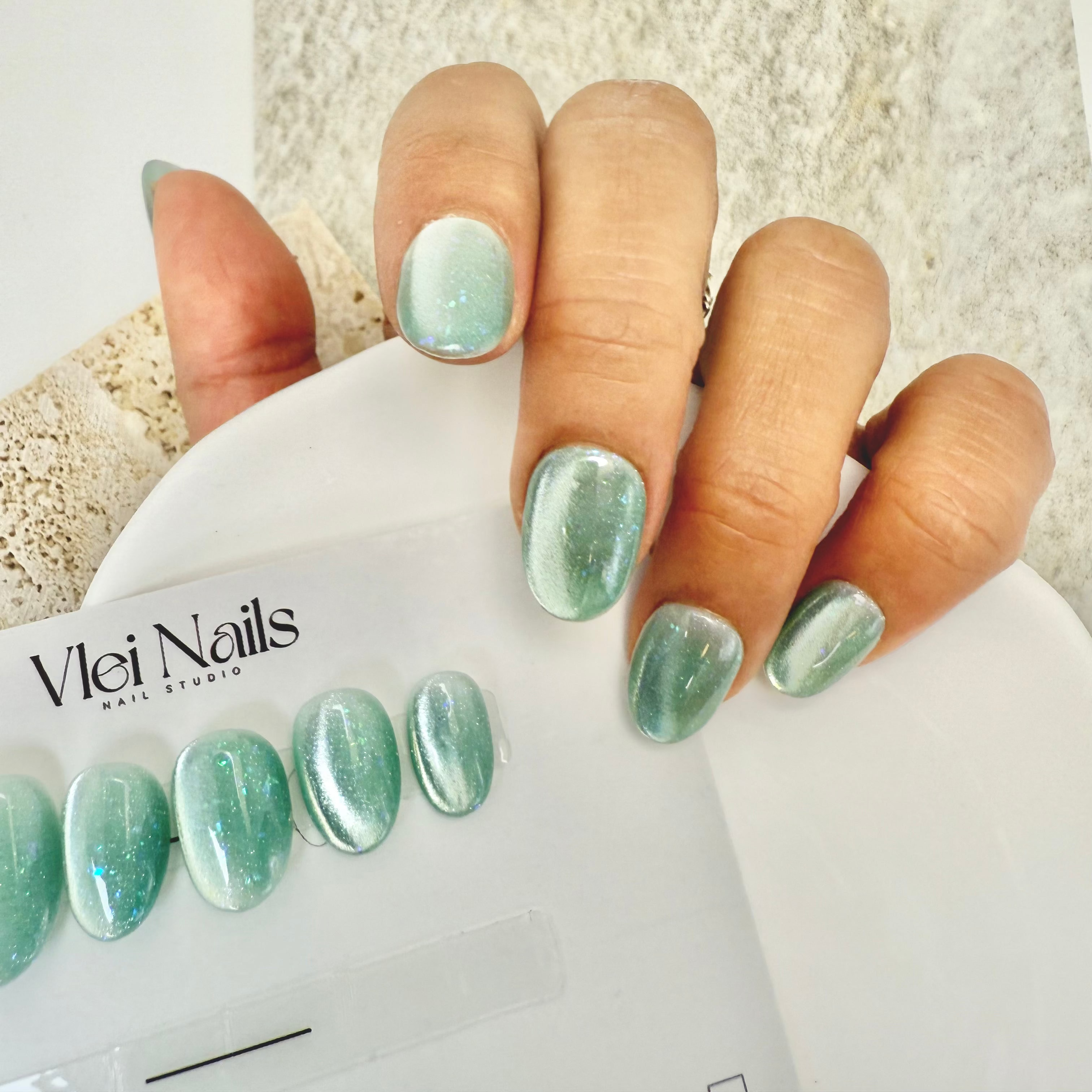 Cat EyeYZ – Green Spell press-on nails 