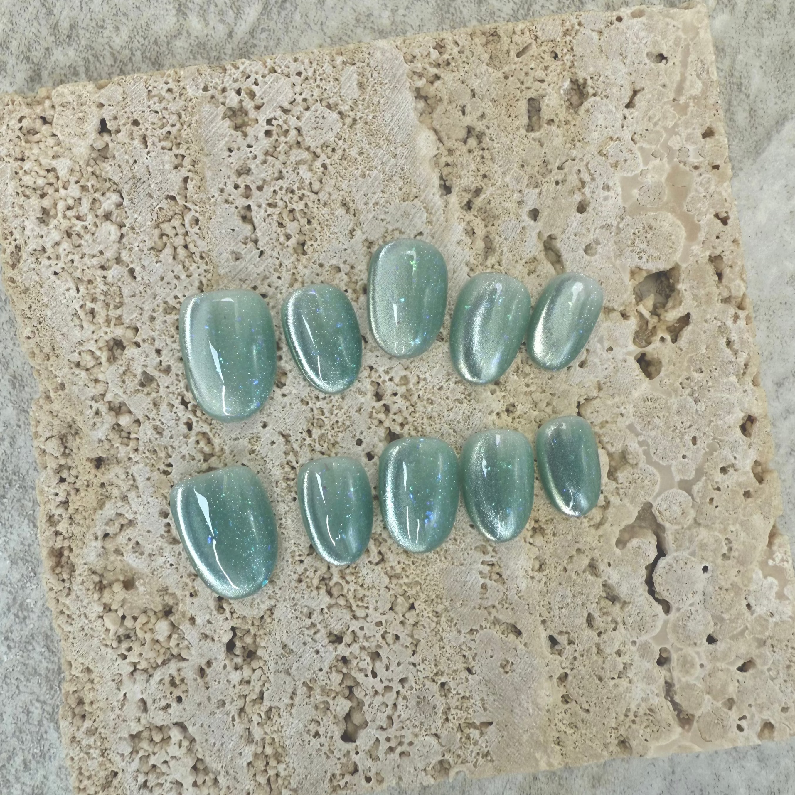 Cat EyeYZ – Green Spell press-on nails 