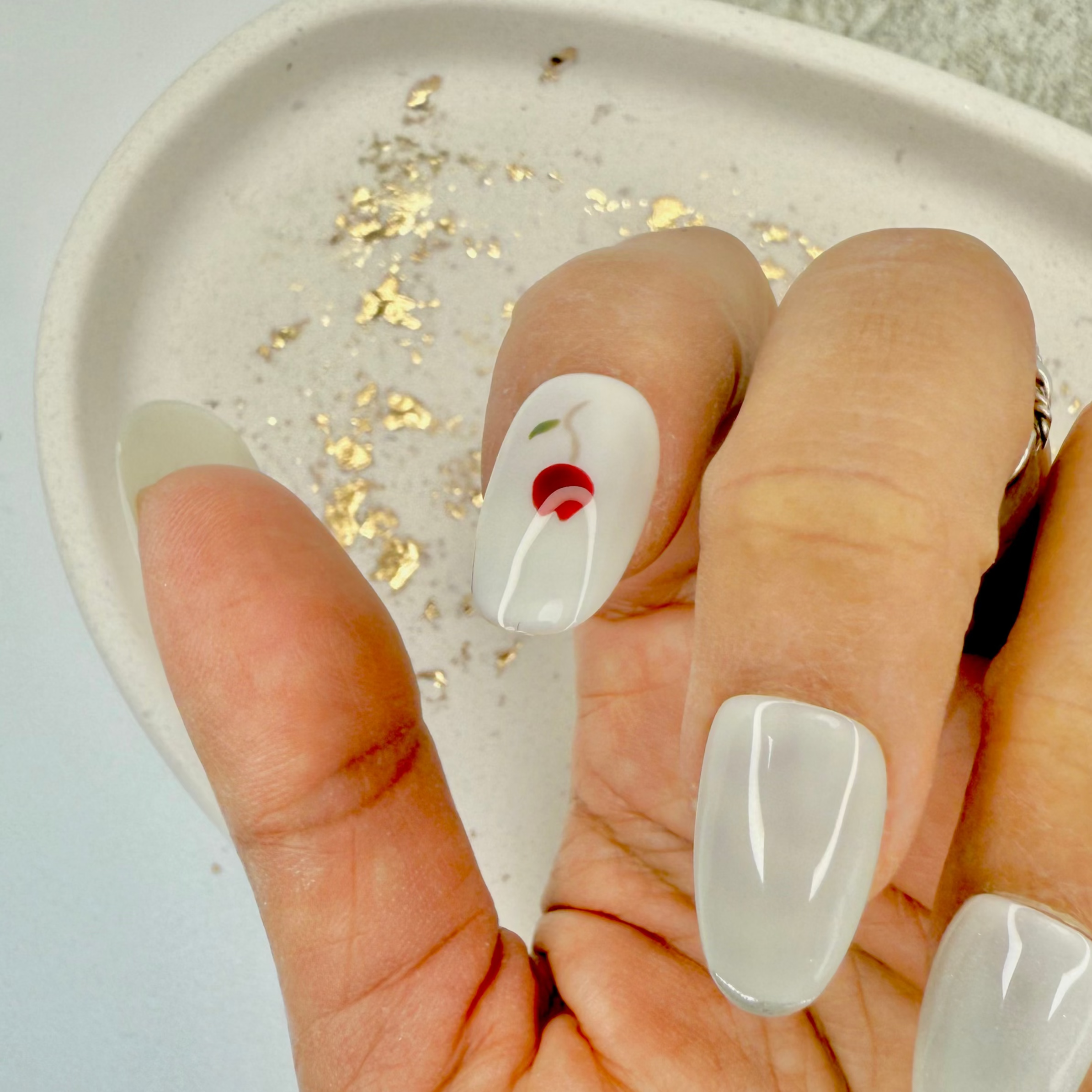 hand with Tulip Dream Almond press on nails
