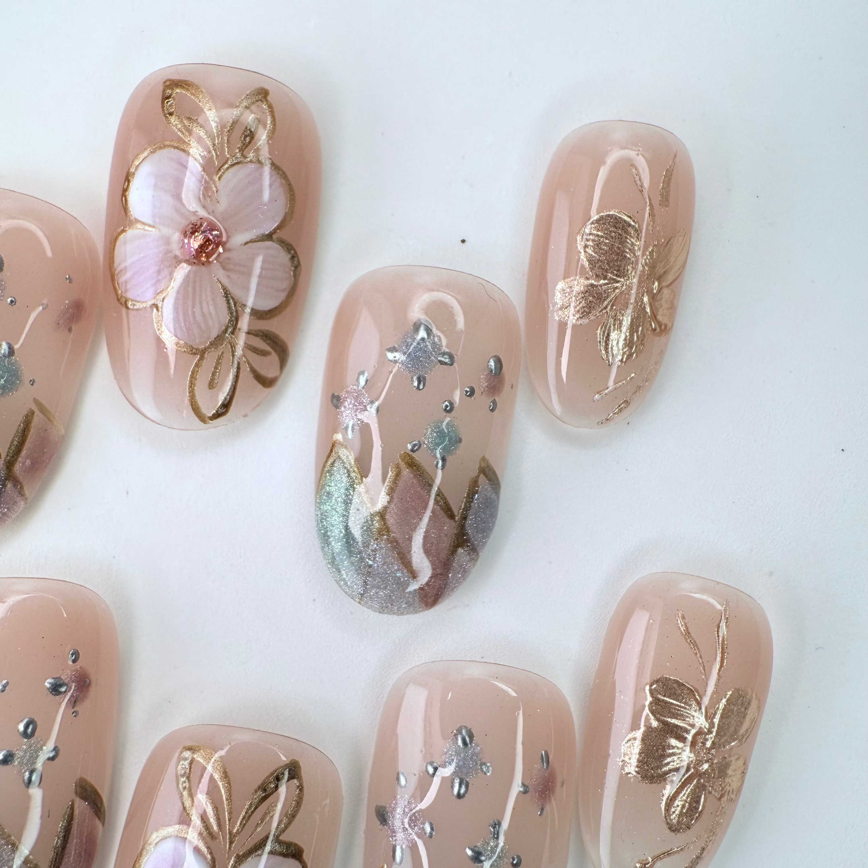 Handcrafted ivory white press-on nails with 3D pearl flowers and gold shimmer – made by Vlei Nails Cape Town.
