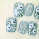 Handcrafted blue press-on nails with 3D white flowers and silver shimmer – made by Vlei Nails Cape Town.
