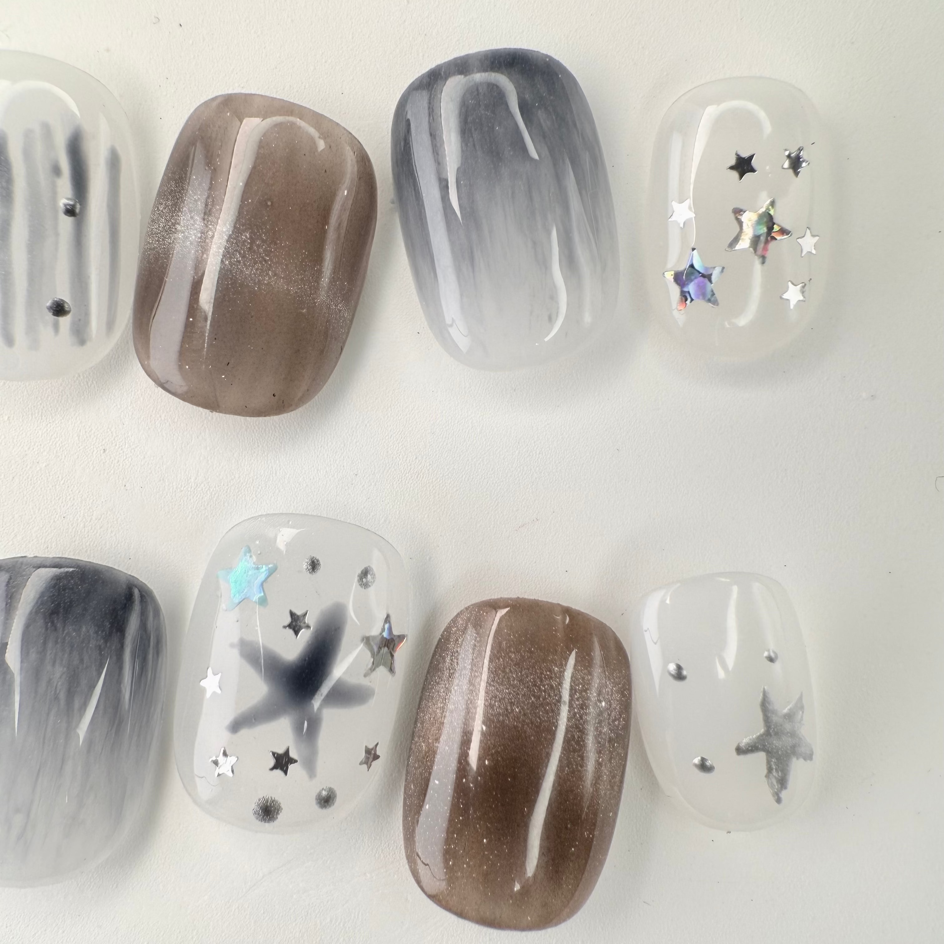 Grey cat-eye press-on nails with gold line accents, handcrafted by Vlei Nails Cape Town.
