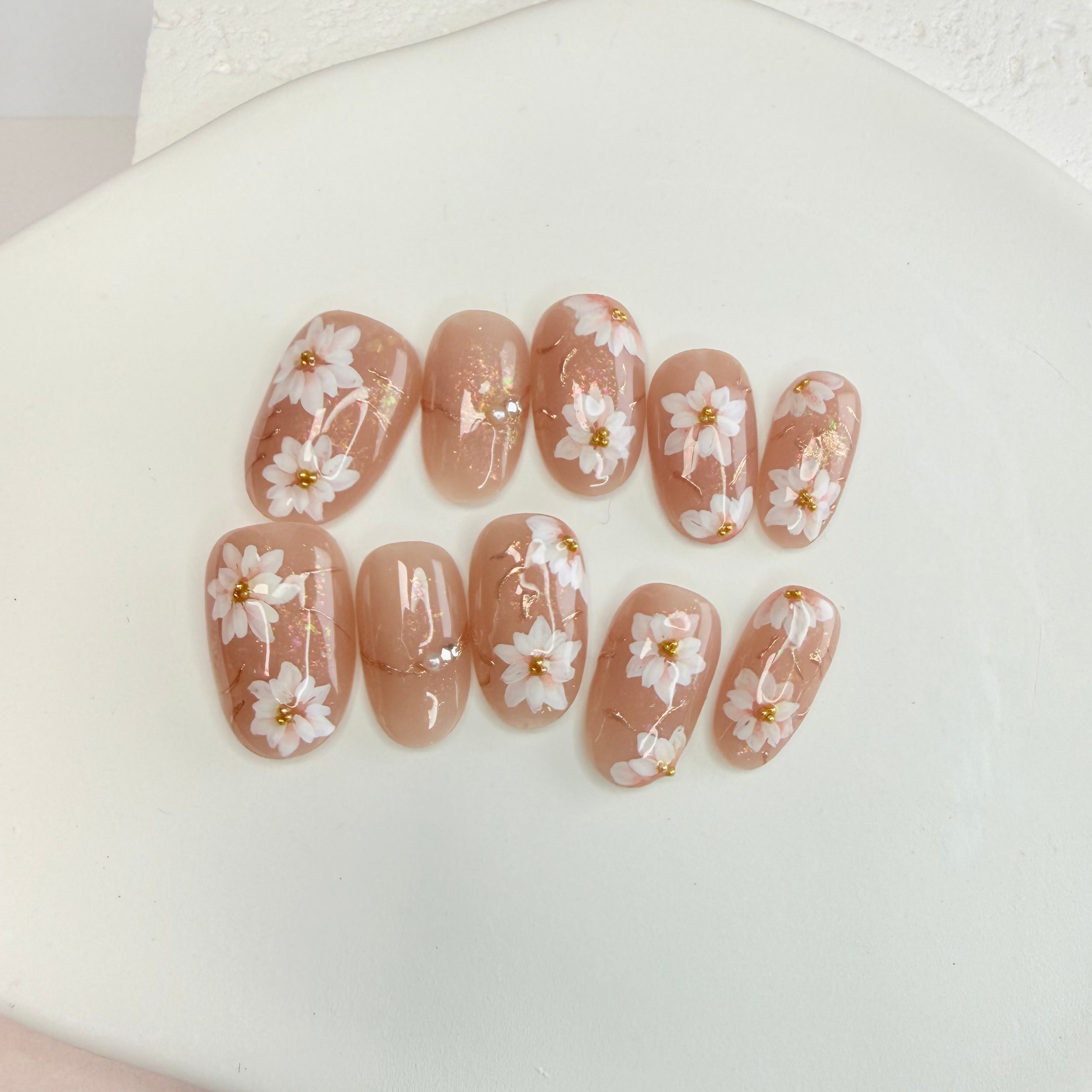 Hand-painted daisy press-on nail set with soft nude jelly base