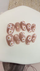 Hand-painted daisy press-on nail set with soft nude jelly base